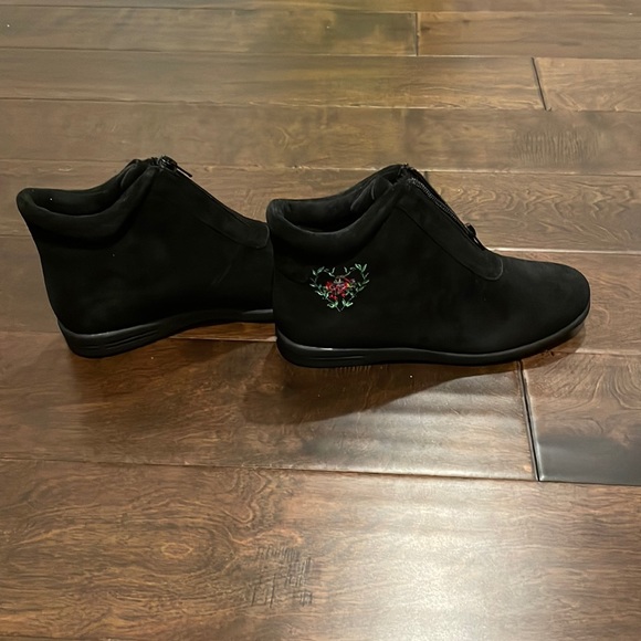 NWOT Beacon Suede Booties - Picture 1 of 7